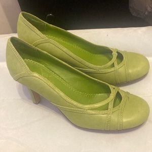 Green heels “Never worn”
